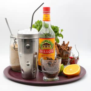 Ingrédients pour cocktail : sirop de canne roux Dillon, menthe, sucre, glace pilée, cannelle, anis étoilé, piments, orange et citron vert.