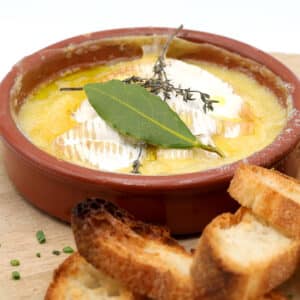 Cœur de fromage cuit et crémeux en cassolette, sublimé par laurier et thym. Servi avec croutons de pain grillé.